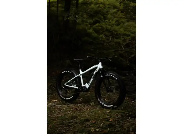 Rock Machine VYÖRY e50 S fatbike elektrokolo Gloss White/Black VZOREK