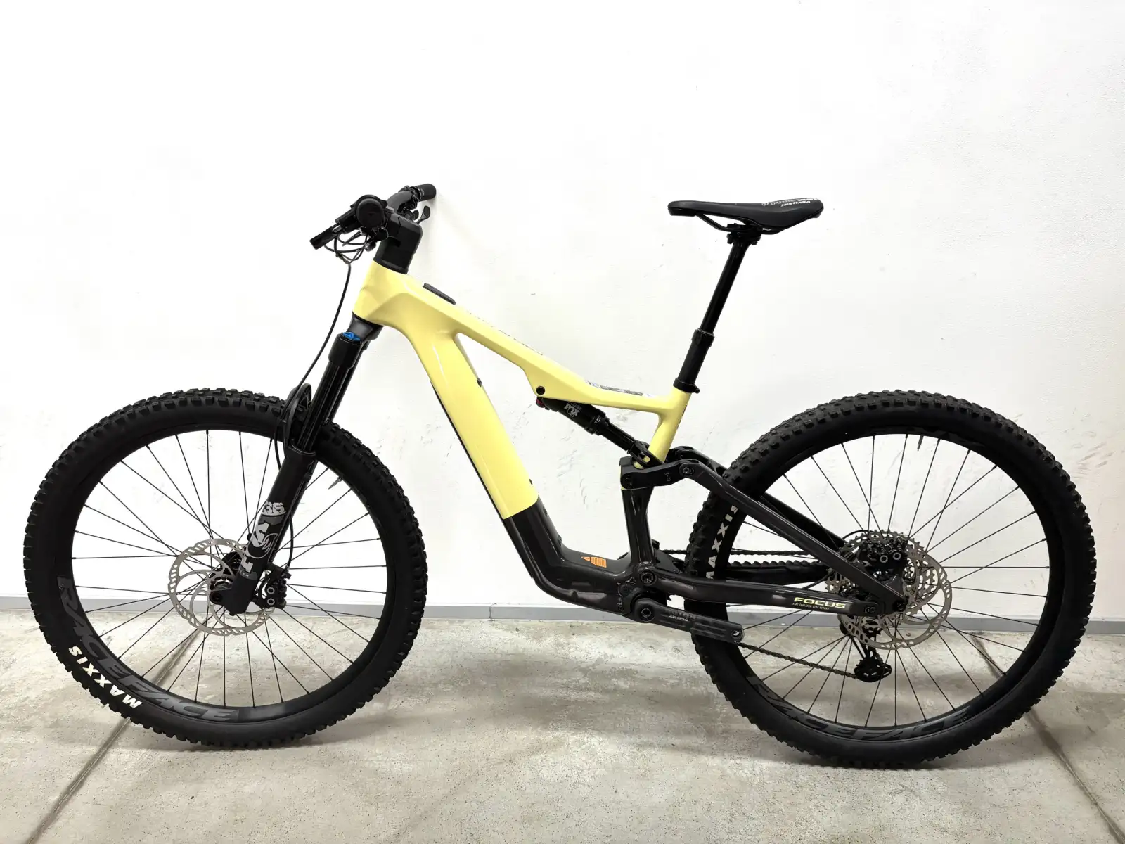 Focus Jam2 SL 8.8 DI 430Wh horské elektrokolo Limeyellow/Carbon - Prověřeno