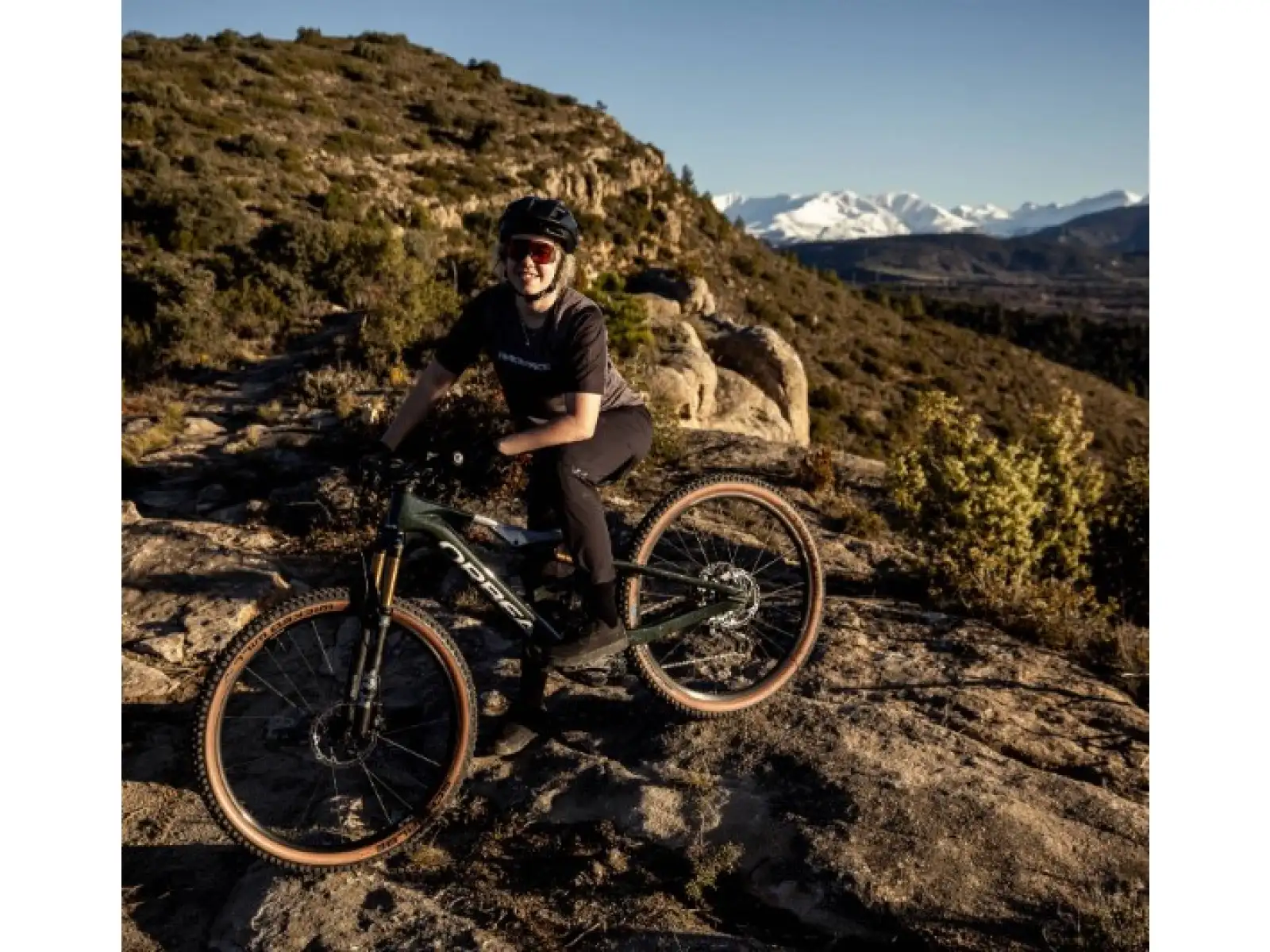 Orbea RISE SL M20 celoodpružené lehké elektrokolo černá-růžová