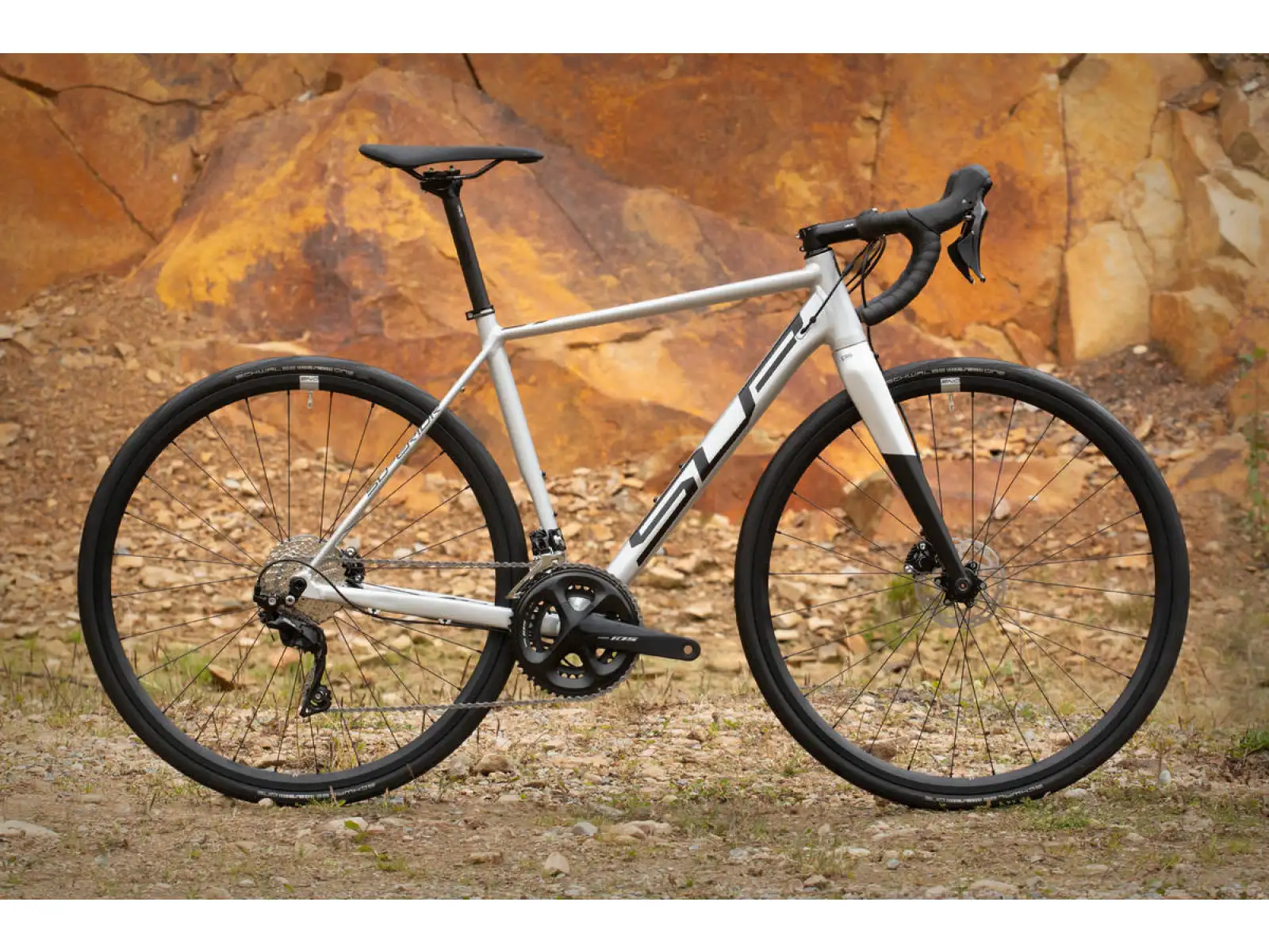 Superior X-Road Issue Gloss Chrome Black silniční kolo