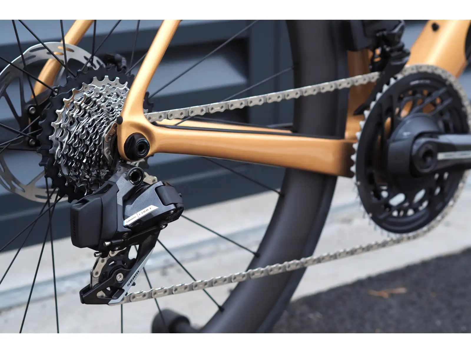 Cervélo Soloist Force eTap AXS silniční kolo gold dust
