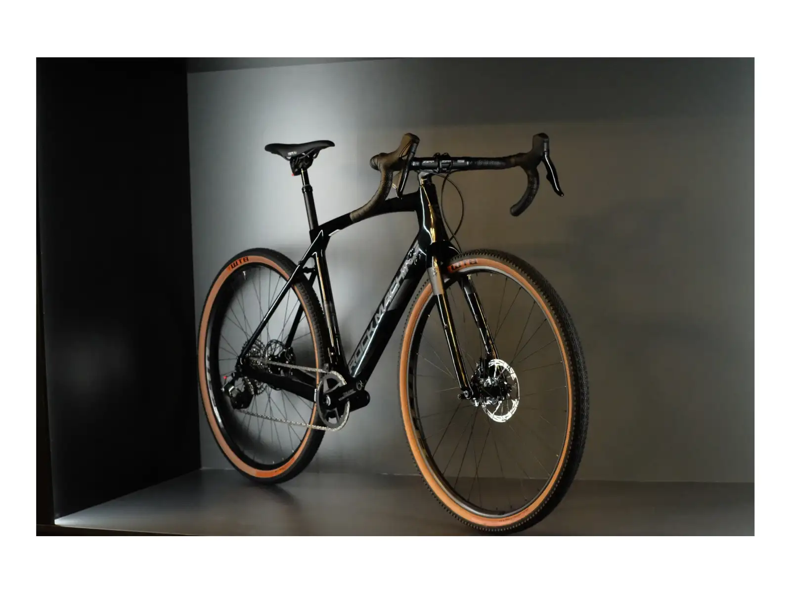 Rock Machine Gravelride CRB 900 AXS gravel kolo Stealth Black VZOREK