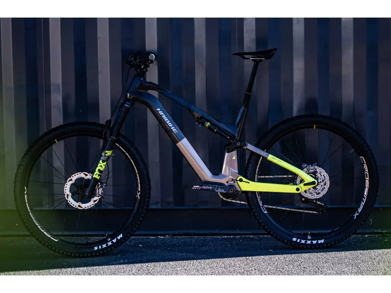 Haibike Lyke CF 11 430Wh celoodpružené elektrokolo Carbon/Sand/Lime Gloss