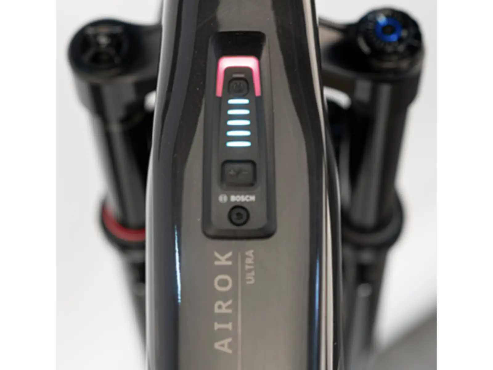 Raymon Airok Ultra celoodpružené elektrokolo Carbon Stealth/Iridescant