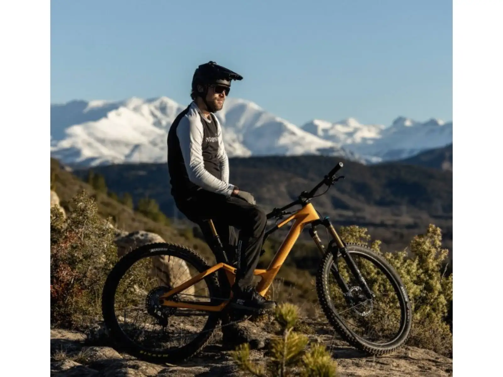 Orbea RISE SL M20 celoodpružené lehké elektrokolo černá-růžová