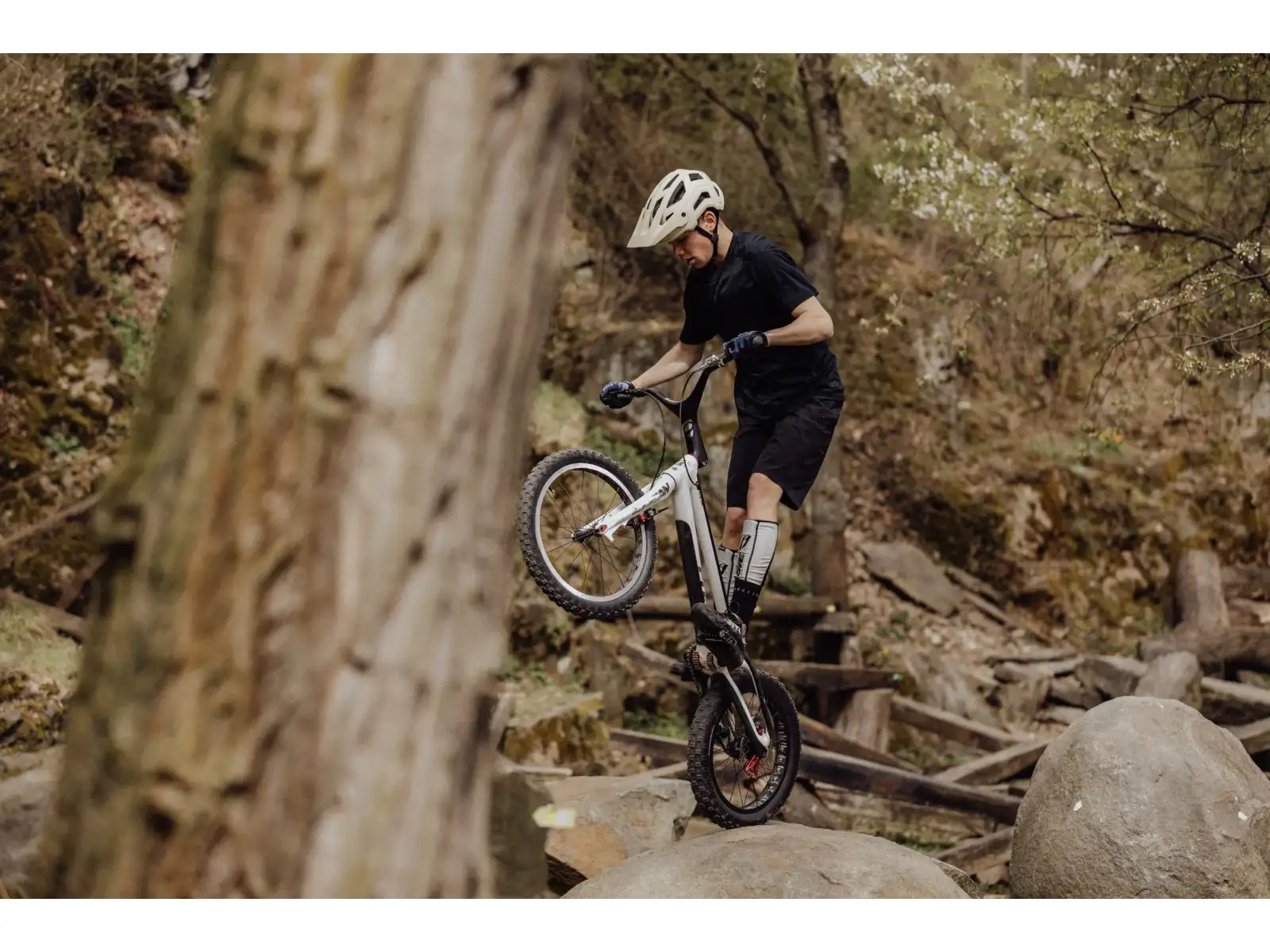 Force Trail MTB přilba krémová