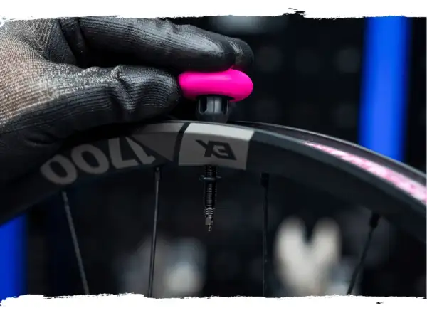 Muc-Off Tubeless  Tag holder Valve kit 44 mm Black