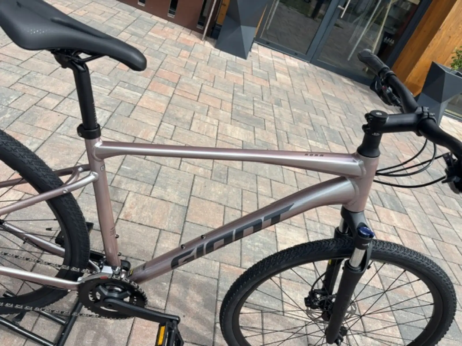 Giant Roam 3 trekingové kolo Shell White VZOREK