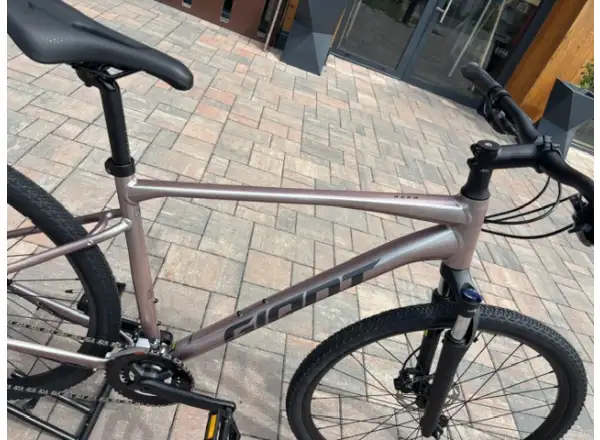 Giant Roam 3 trekingové kolo Shell White VZOREK