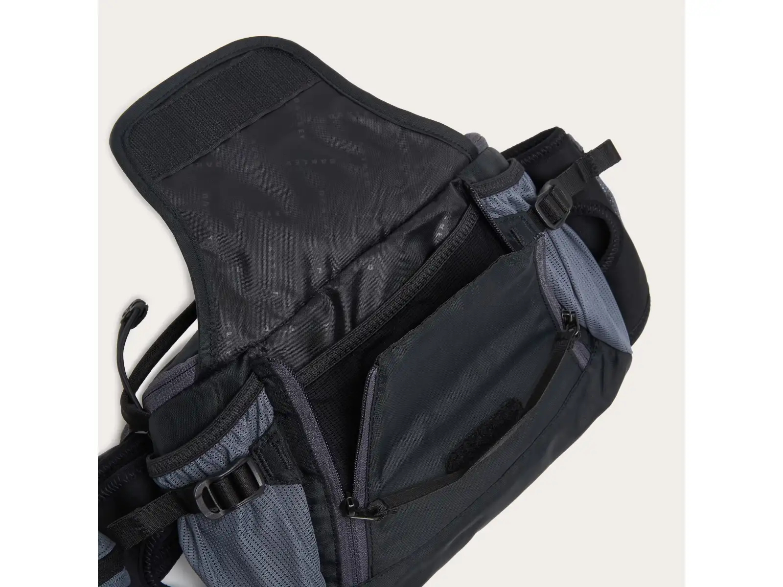 Oakley Seeker Traverse RC ledvinka Blackout