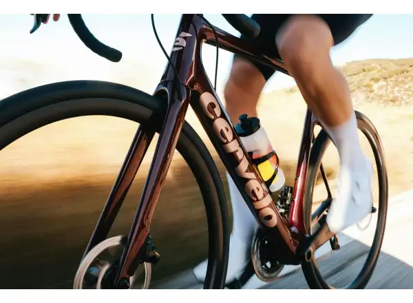 Cervélo Caledonia 105 Di2 silniční kolo Carmine