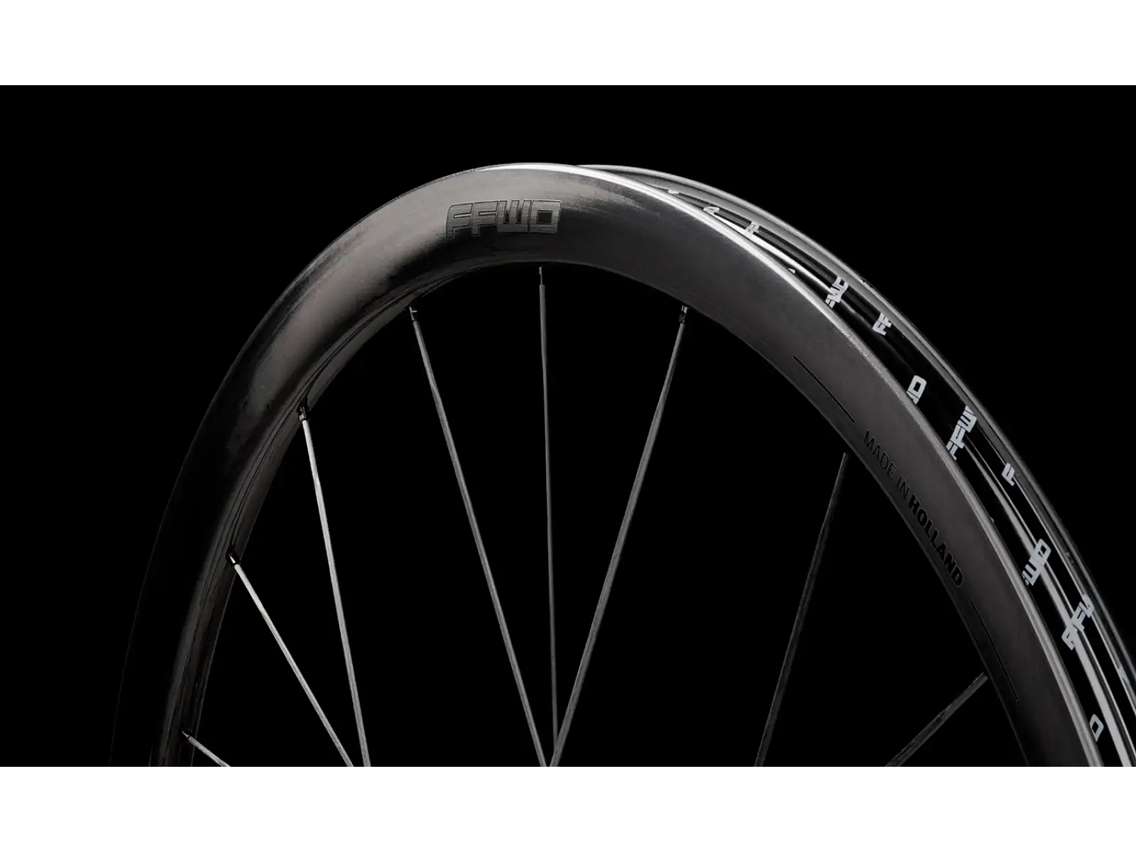 FFWD RAW CS 33 silniční vypletená kola Glossy Black