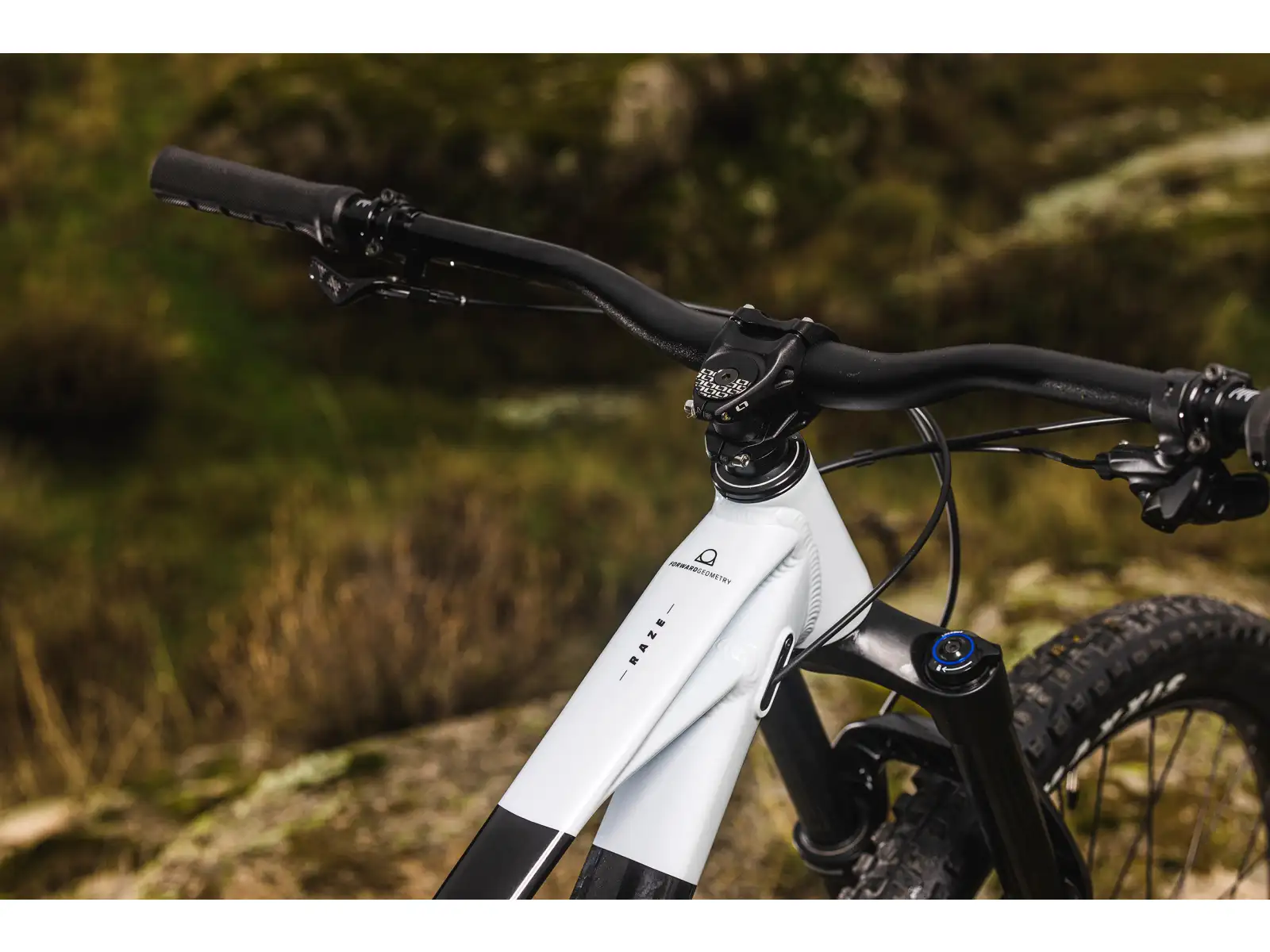 Mondraker Raze celoodpružené kolo black/dirty white
