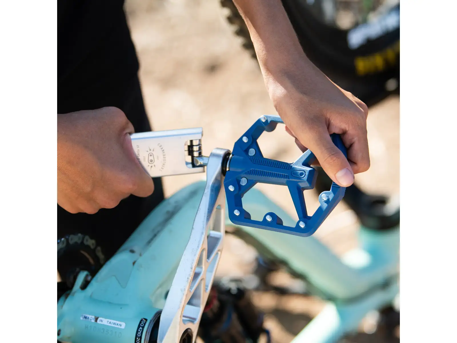 CRANKBROTHERS Stamp 1 Large platformové pedály Sand Gen 2