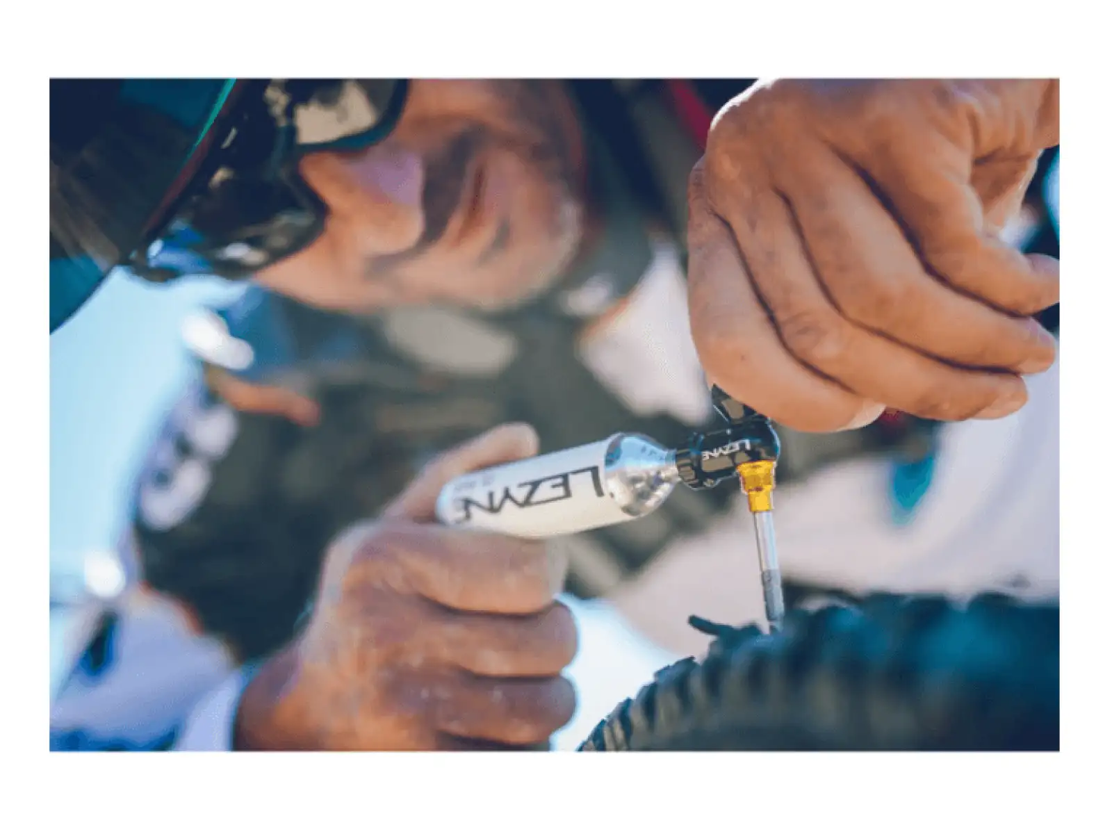 Lezyne Tubeless CO2 sada na opravu bezdušových plášťů s bombičkou Blaster Black