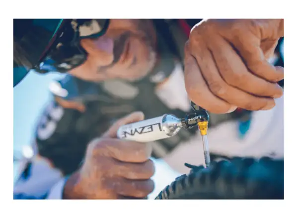 Lezyne Tubeless CO2 sada na opravu bezdušových plášťů s bombičkou Blaster Black
