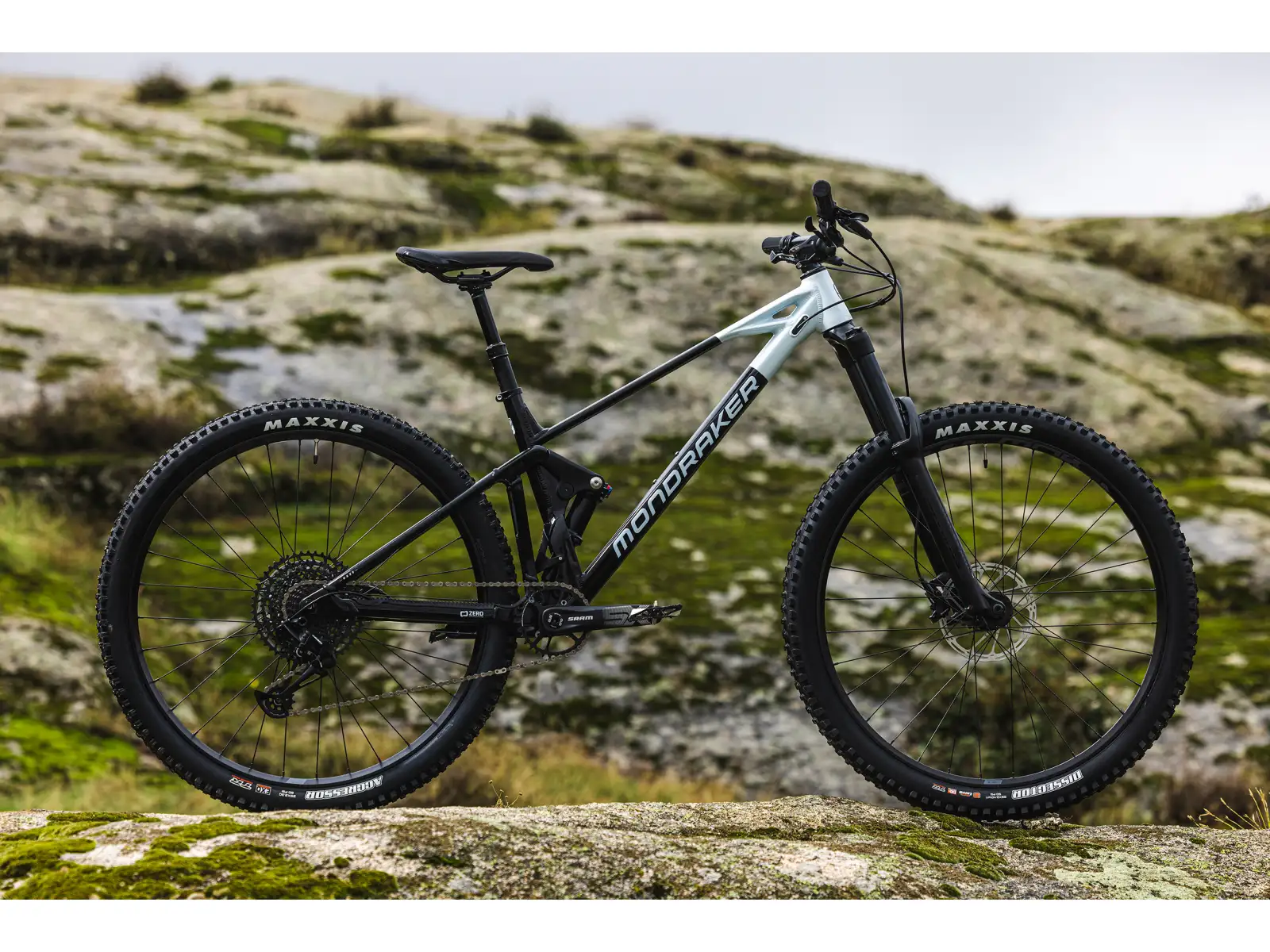 Mondraker Raze celoodpružené kolo black/dirty white