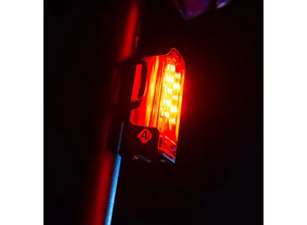 Lezyne Strip Pro Ai Allert 400+ zadní světlo