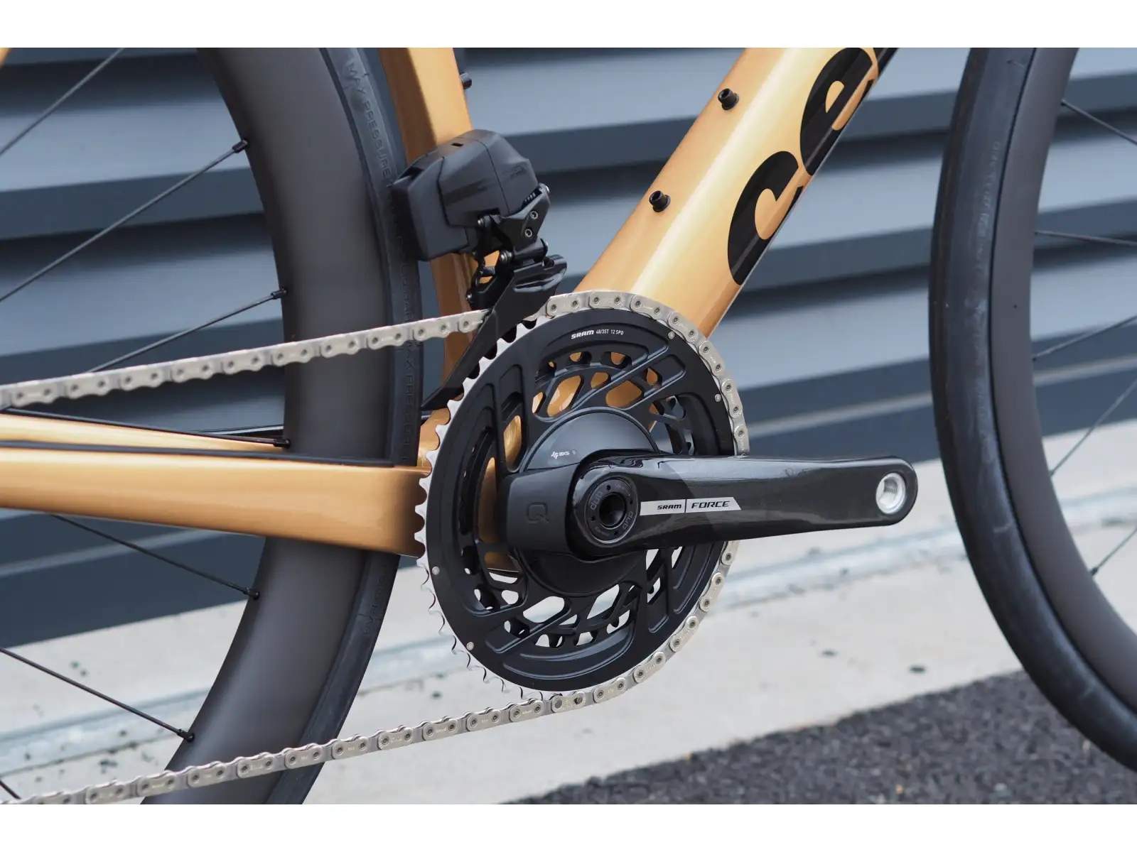 Cervélo Soloist Force eTap AXS silniční kolo gold dust
