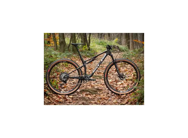 Superior Team XF 29 Issue R celoodpružené horské kolo Matte Carbon/Chrome/Team Red