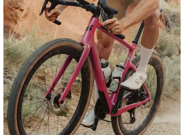 Cervélo Aspero SRAM Force AXS 1 gravel kolo Dusty Unicorn