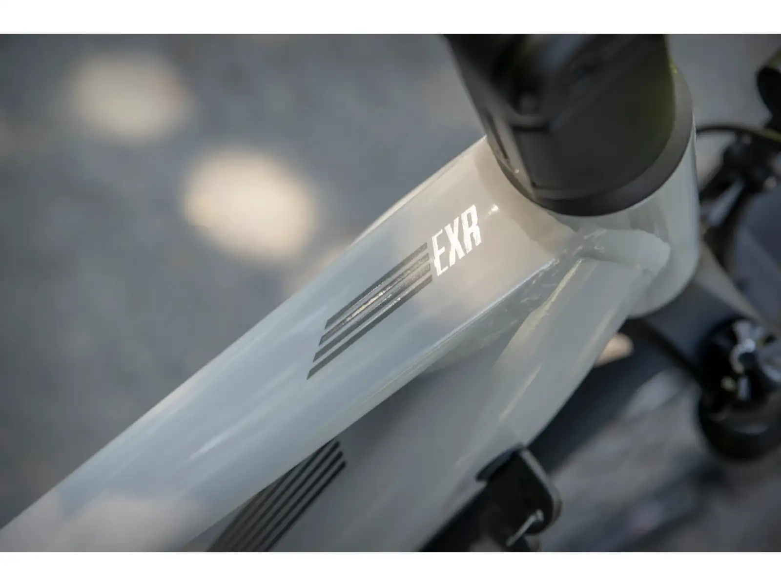 Superior eXR 6050 B Touring trekingové elektrokolo Gloss Gray/Chrome Silver