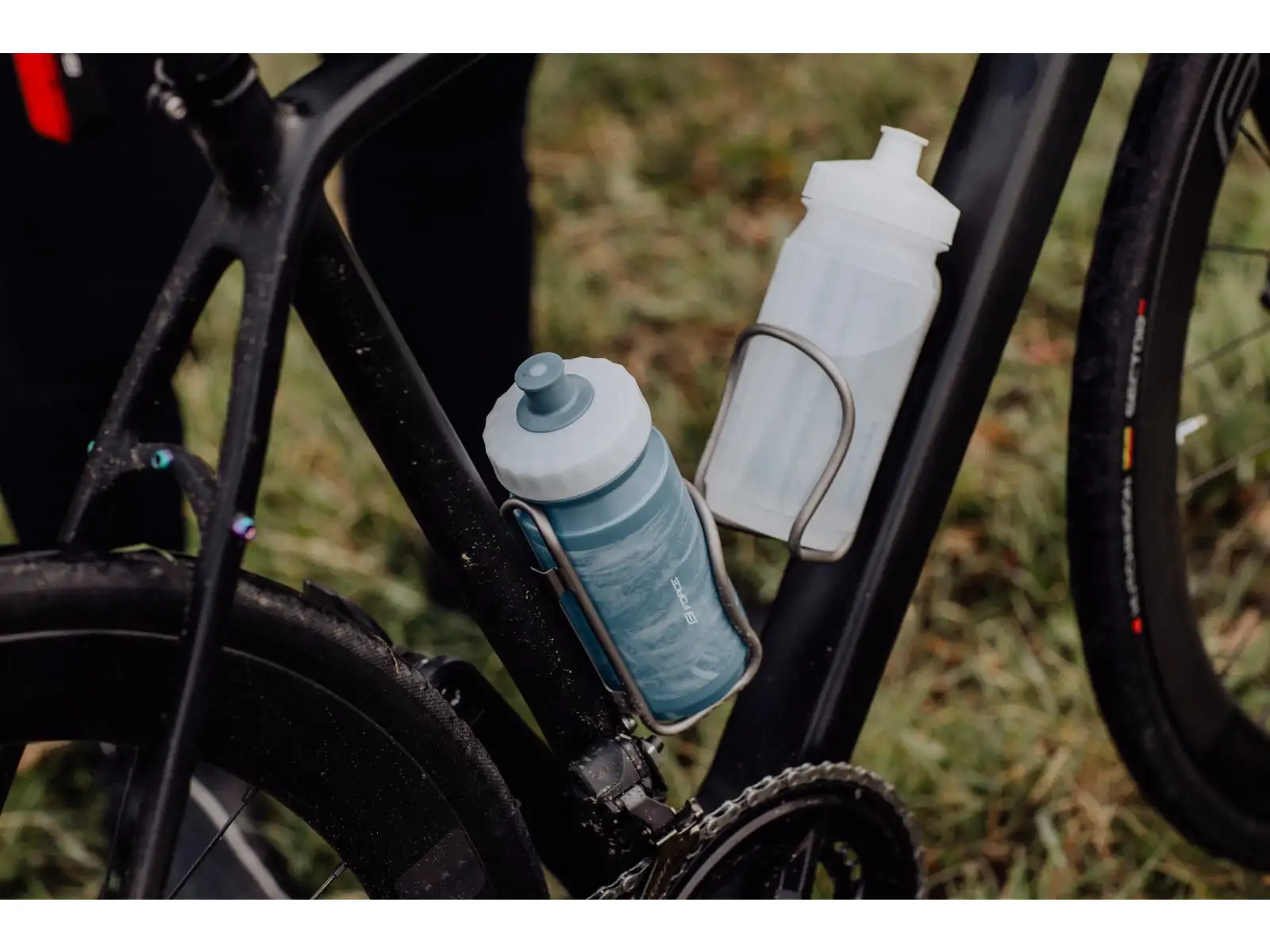 Force Dirty Road cyklistická láhev 550 ml transparentní