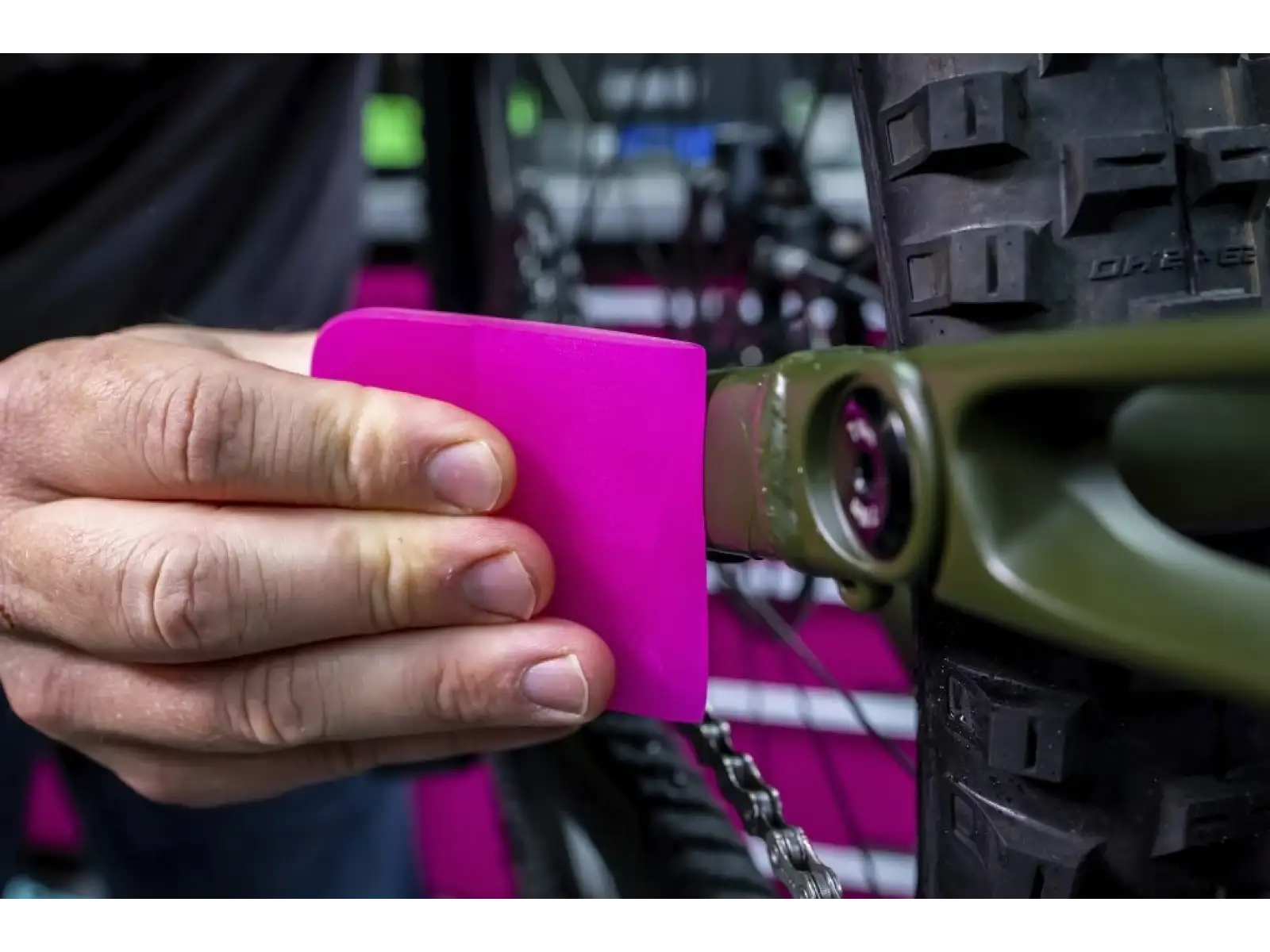 Muc-off Application Squeegee aplikační stěrka na samolepky