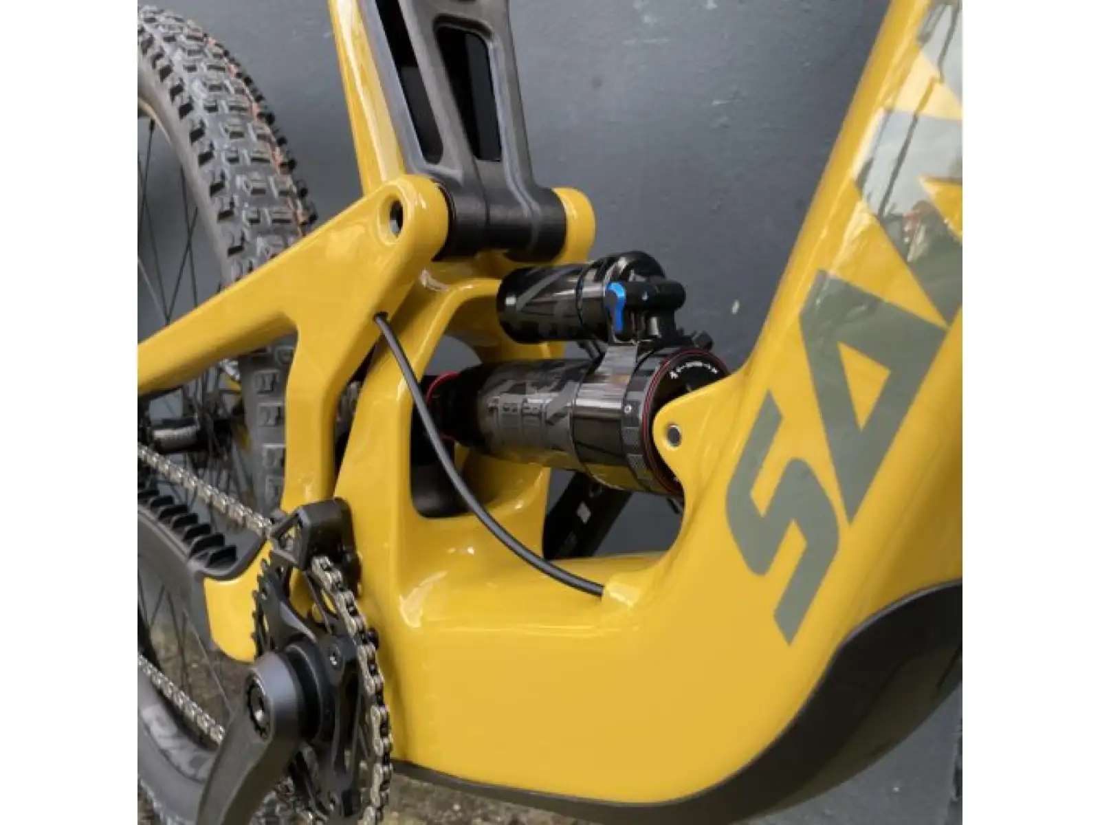 Santa Cruz Heckler SL 1 C MX S celoodpružené elektrokolo Gloss Mustard