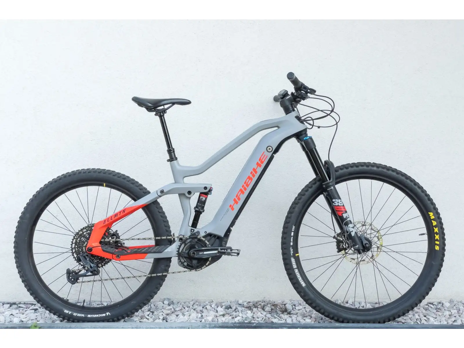 Haibike AllMtn 6 CRB Grey/Red celoodpružené elektrokolo z PŮJČOVNY