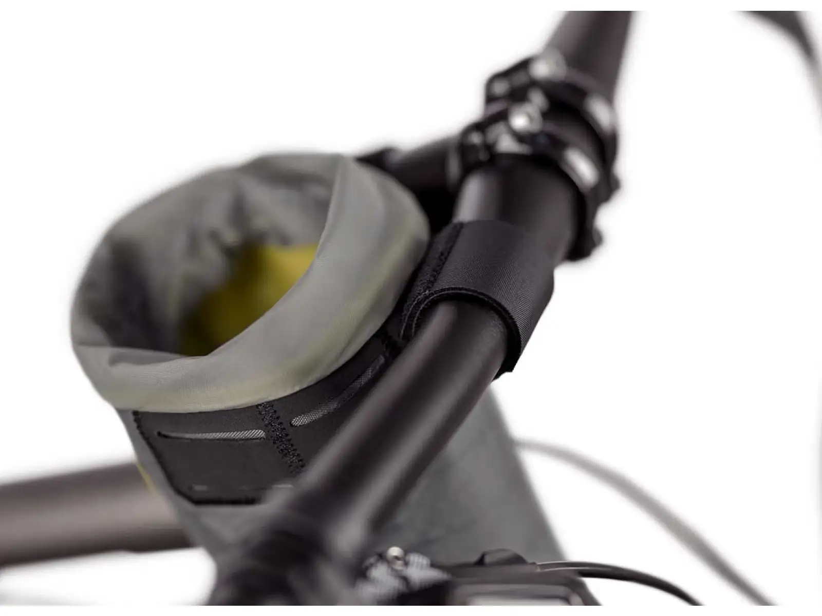 Apidura backcountry food pouch kapsa se síťkou na řidítka 1,2 l