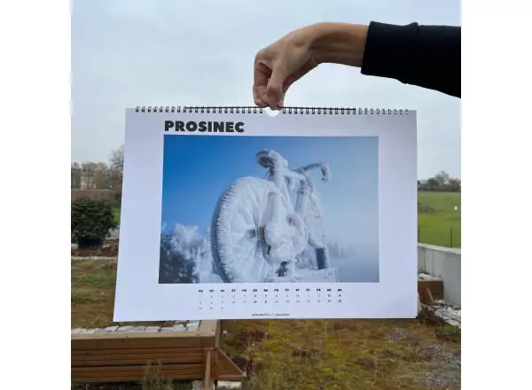Charitativní kalendář 2025 Koloshop x Petr Hricko pro Lékaře bez hranic
