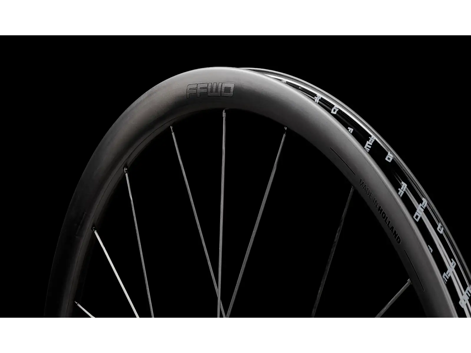 FFWD RAW CS 33 silniční vypletená kola Matt Black