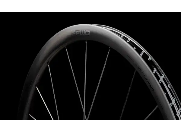 FFWD RAW CS 33 silniční vypletená kola Matt Black