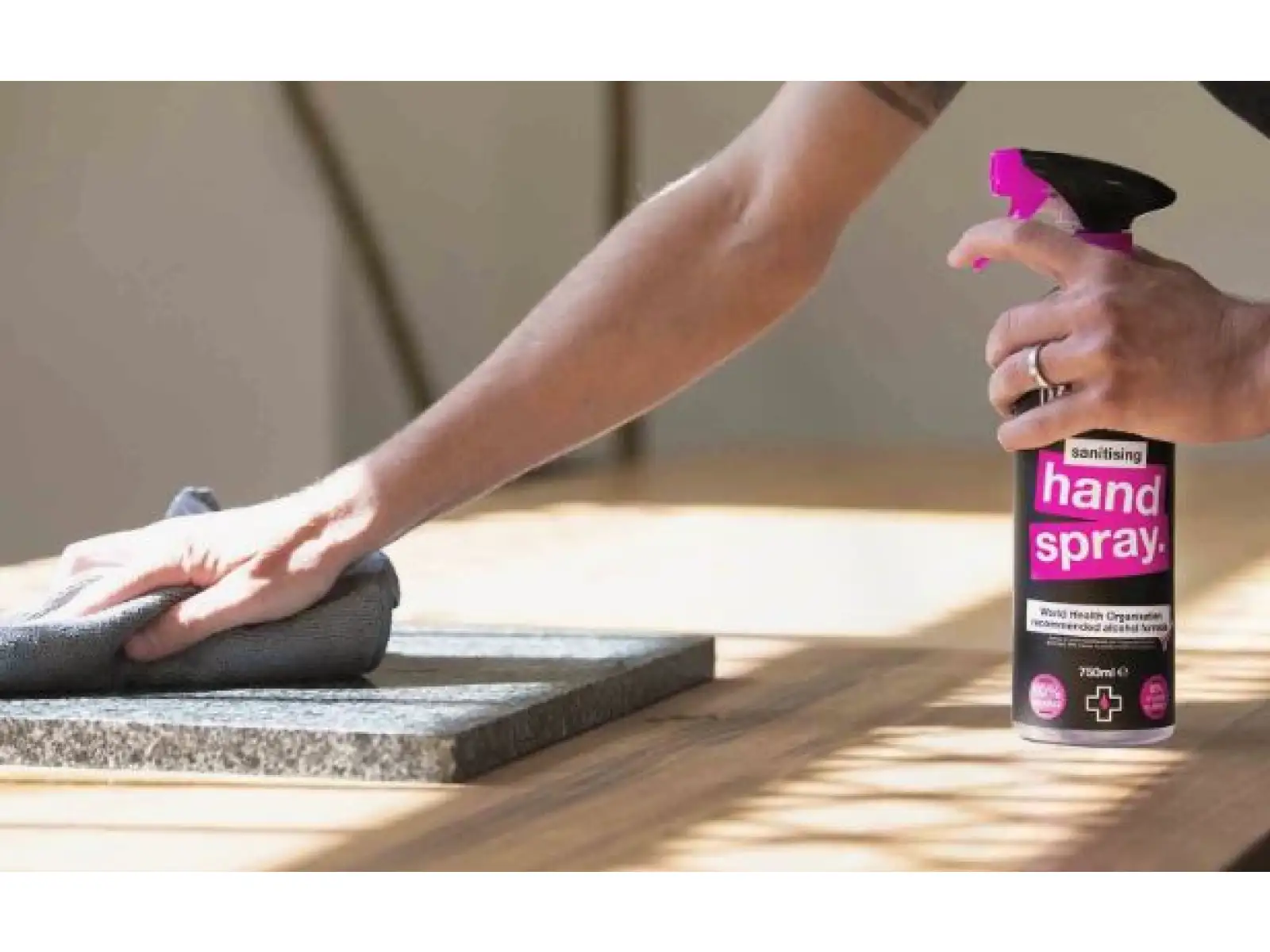 Muc Off Sanitising Hand Spray antibakteriální sprej na ruce 500 ml