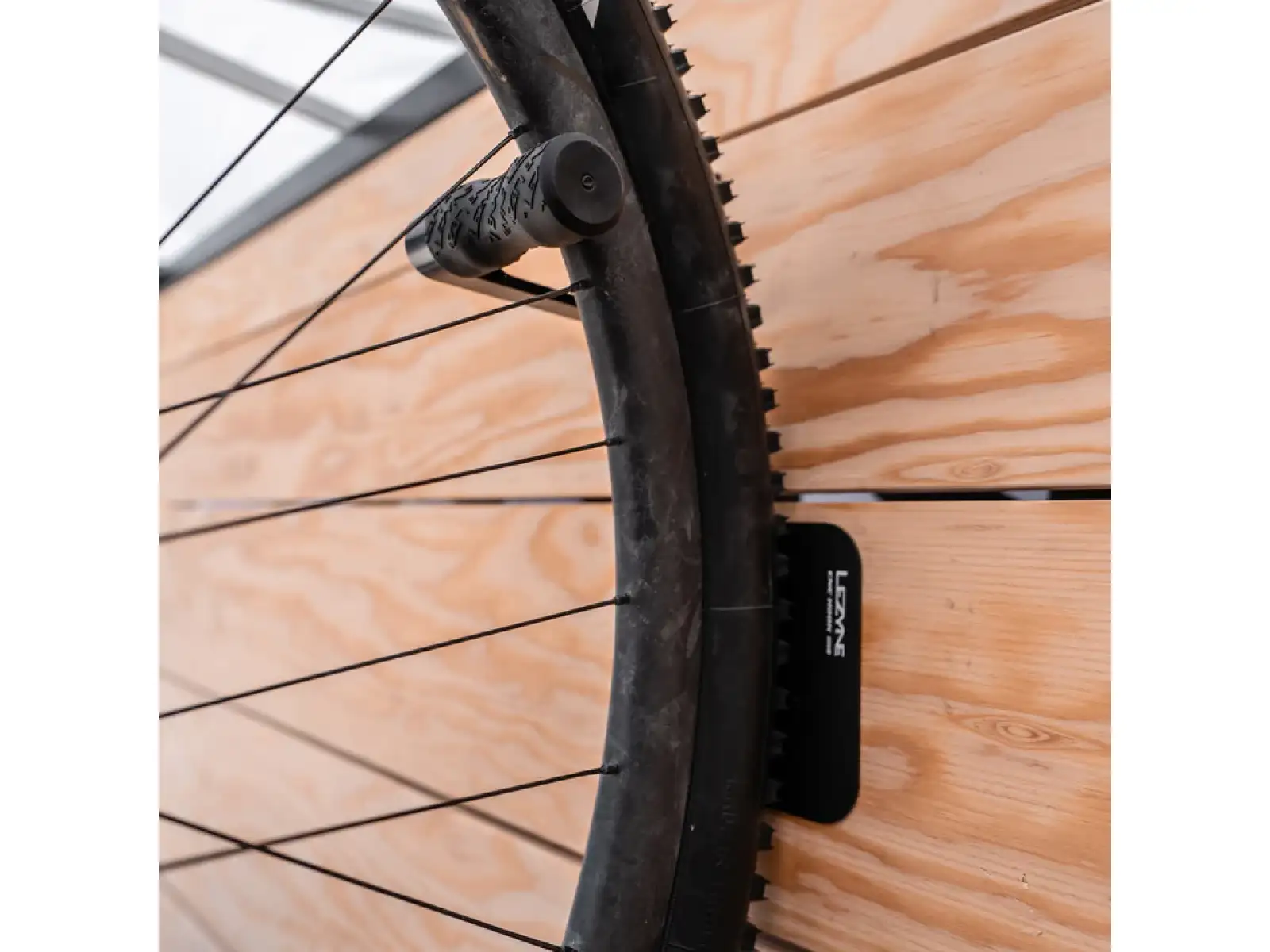 Lezyne CNC Alloy Wheel Hook nástěnný držák na kolo black