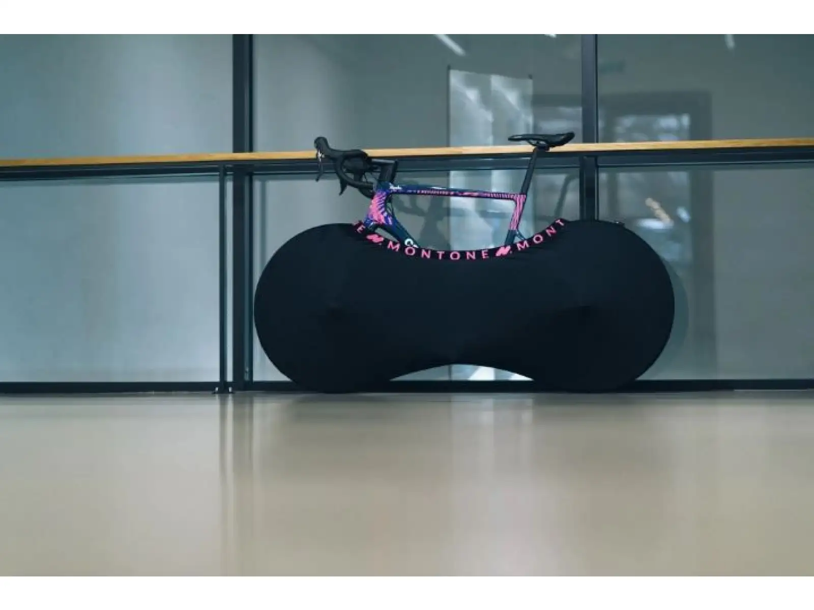 Montone bike mKayak 2.0 obal na kolo pro vnitřní použití černá/růžová