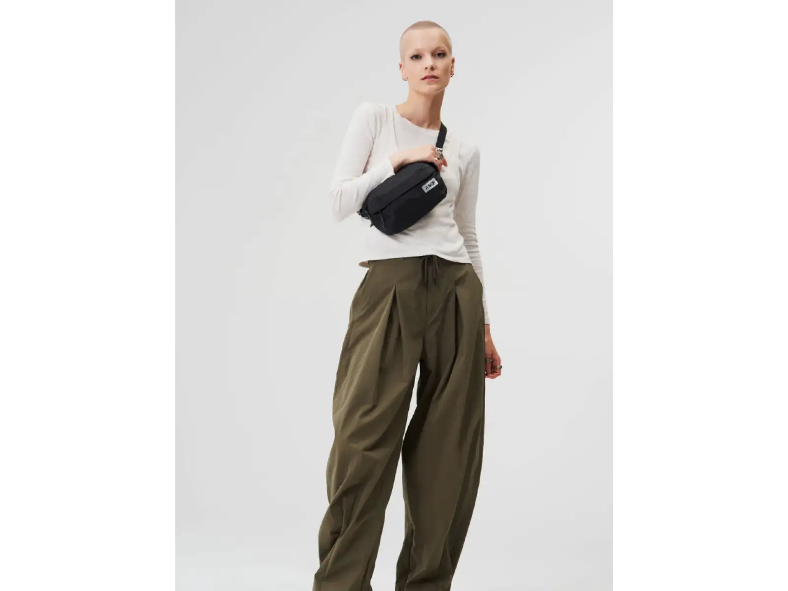 Aevor Hip Bag Ease taštička přes rameno/ledvinka Black
