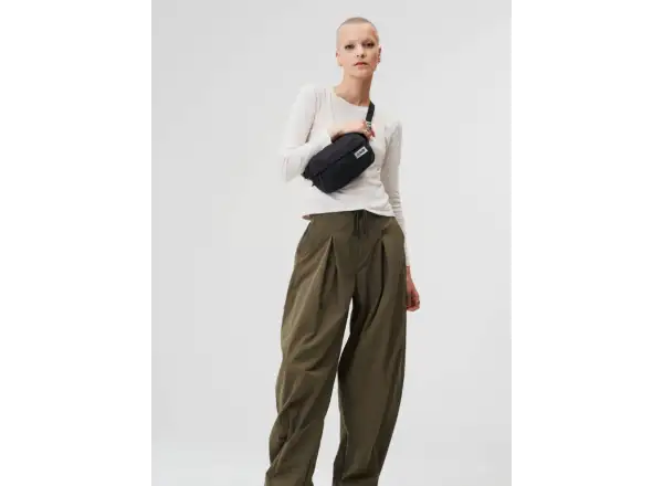 Aevor Hip Bag Ease taštička přes rameno/ledvinka Black