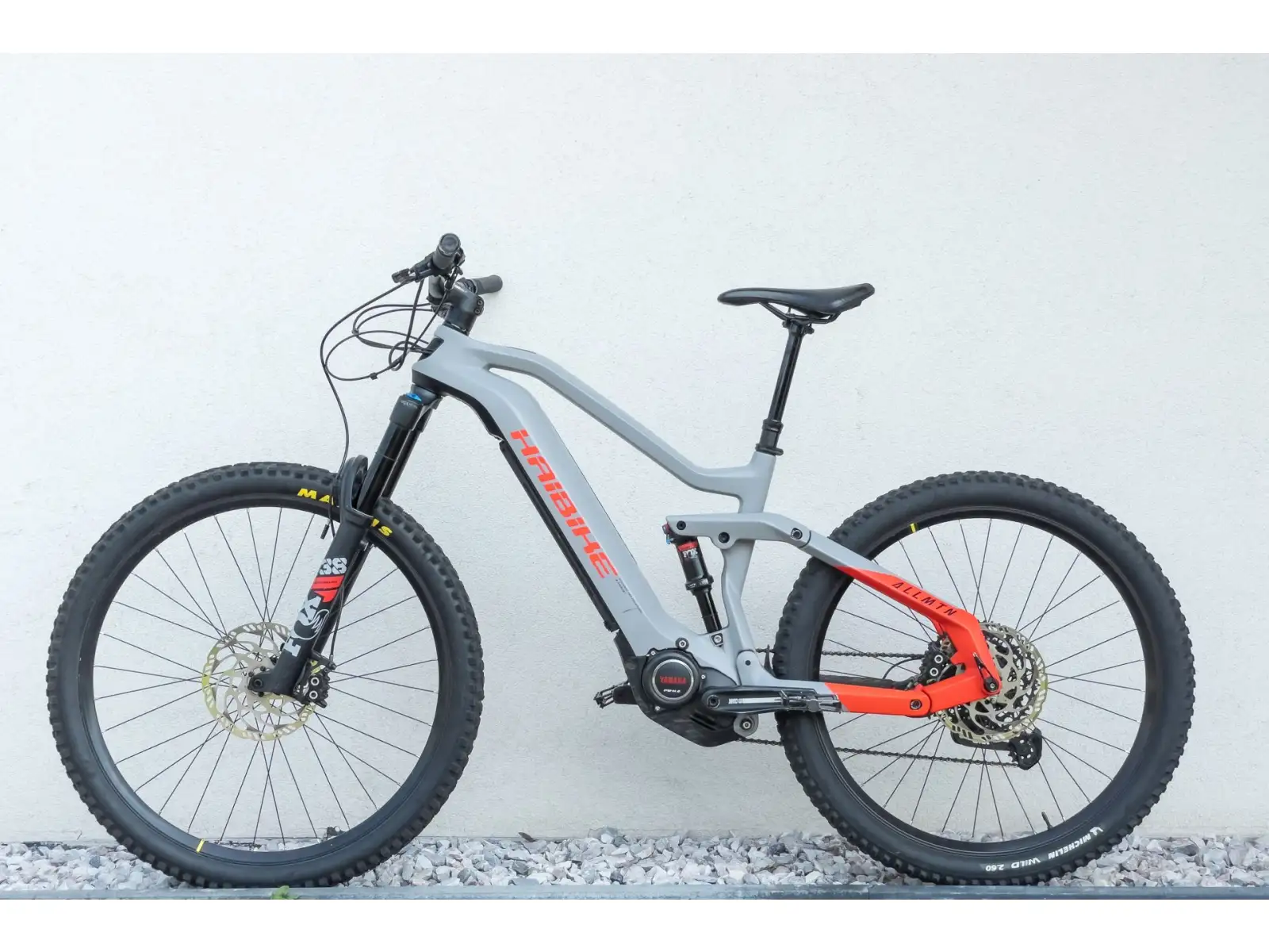 Haibike AllMtn 6 CRB Grey/Red celoodpružené elektrokolo z PŮJČOVNY