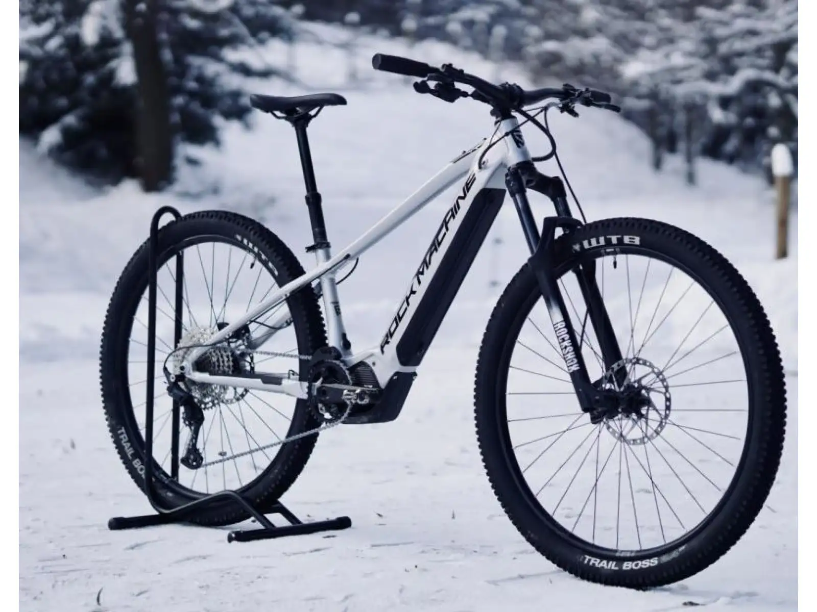 Rock Machine Blizz e60-29 Gloss Silver/Black horské elektrokolo