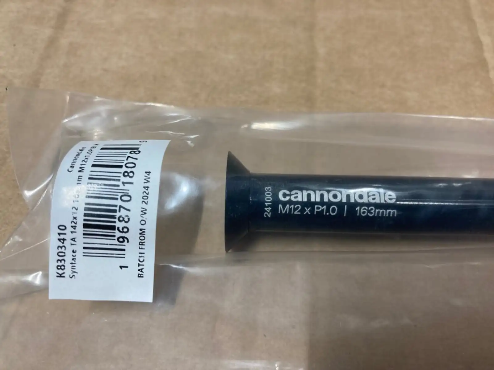 Cannondale zadní osa SYNTACE TA 142X12 163MM M12X1.0P BLK (K8303410)
