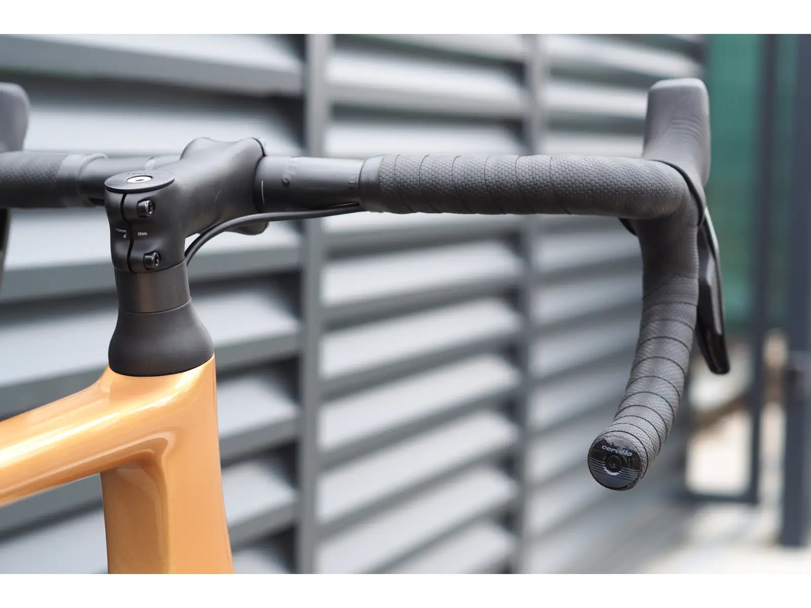 Cervélo Soloist Force eTap AXS silniční kolo gold dust