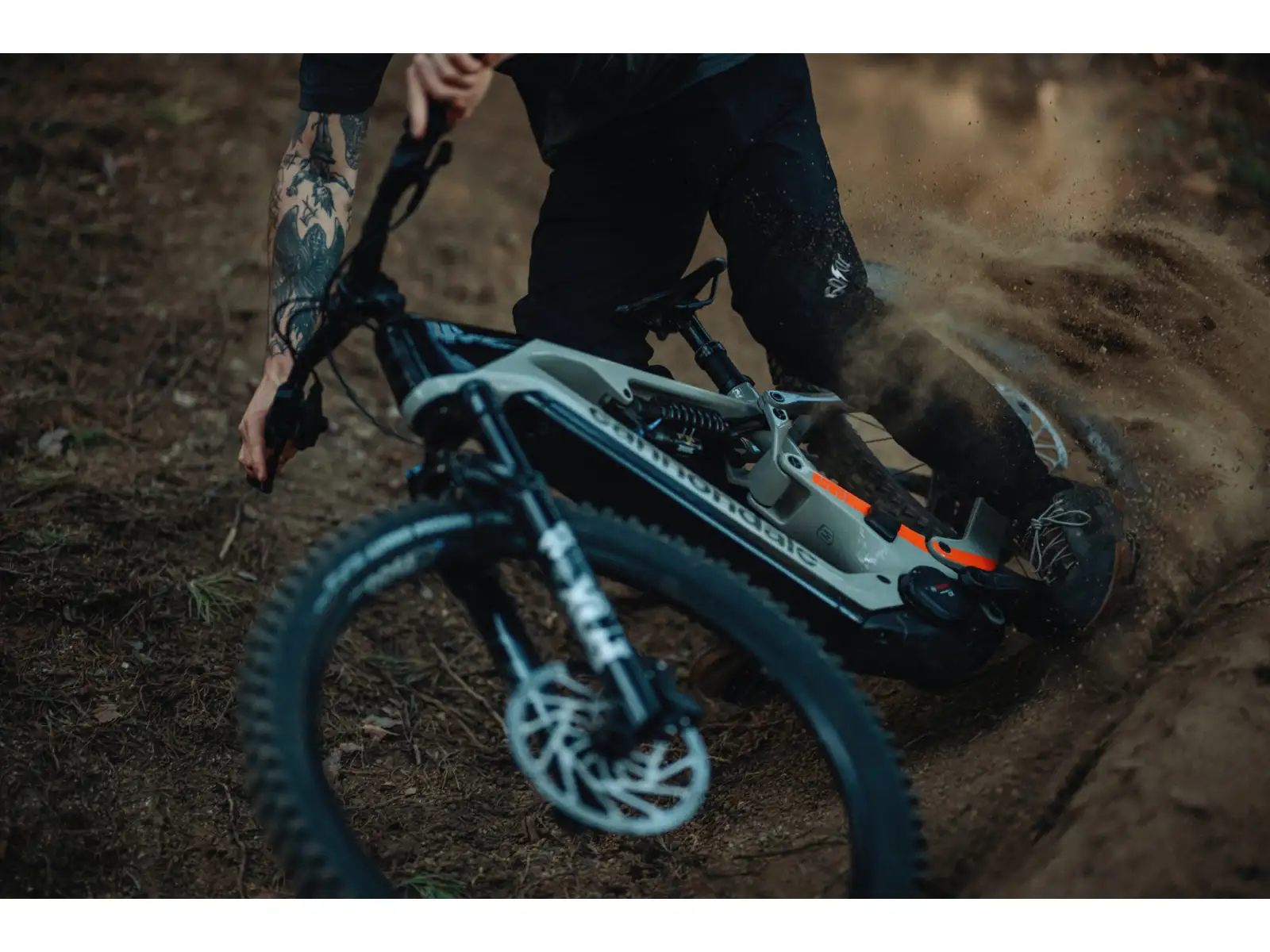 Cannondale Moterra Carbon LT 1 celoodpružené elektrokolo Tiger Shark