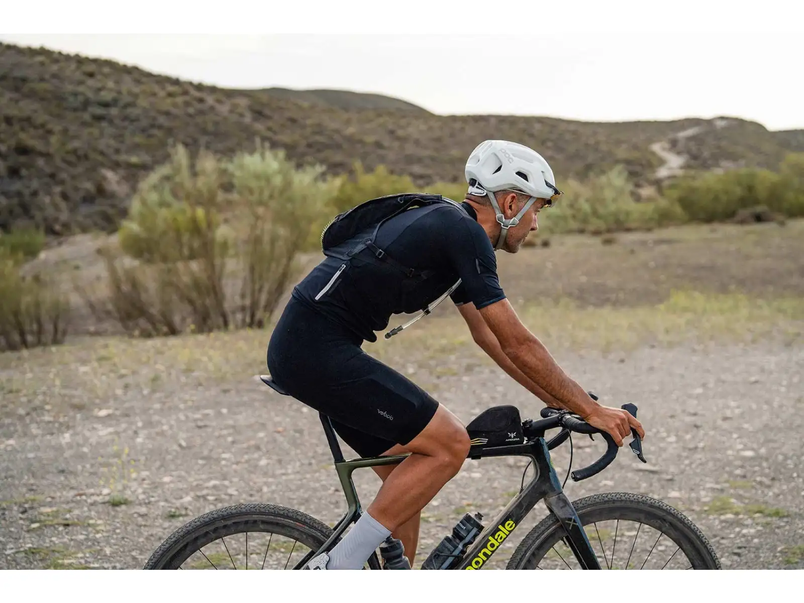 Apidura Racing Hydration cyklistická vesta 2 l černá