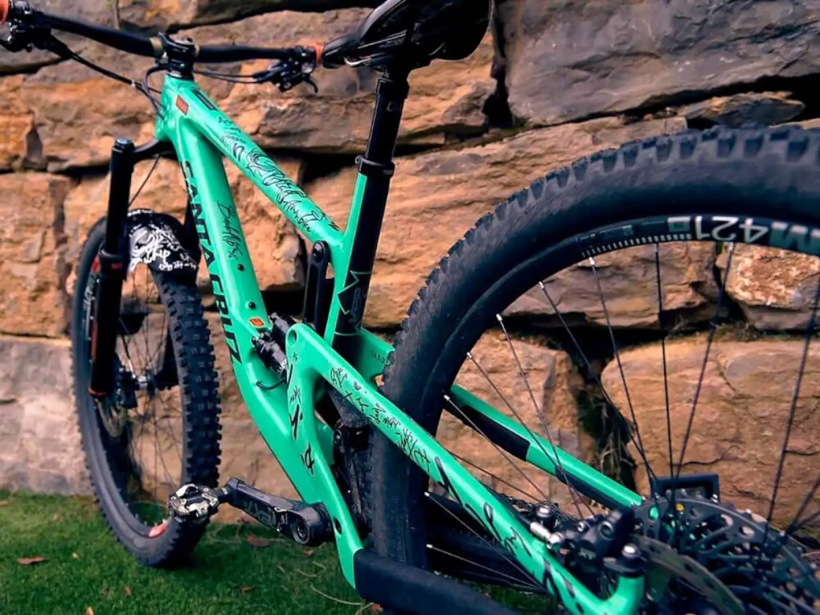 All Mountain Style ochranné polepy na rám Extra Signature Black