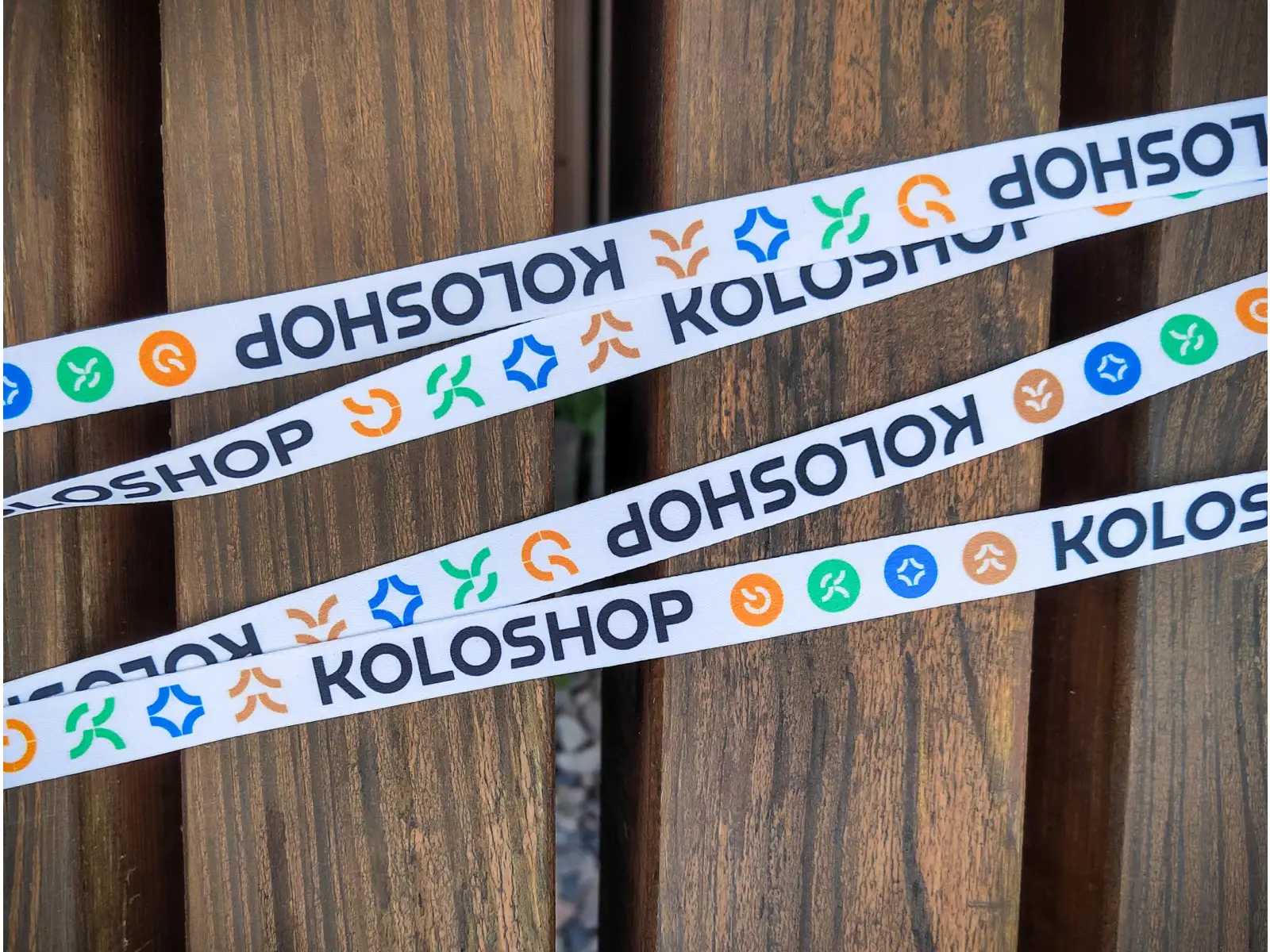 Koloshop klíčenka na krk bílá